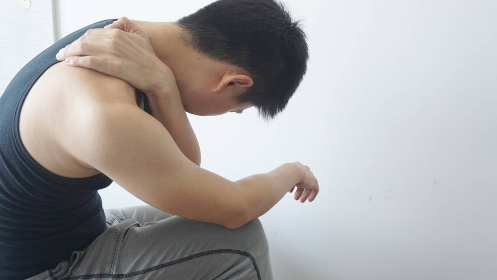 man suffering from shoulder arthritis in Seattle 