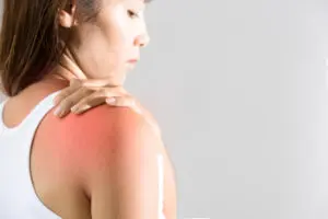 Young woman pain right shoulder